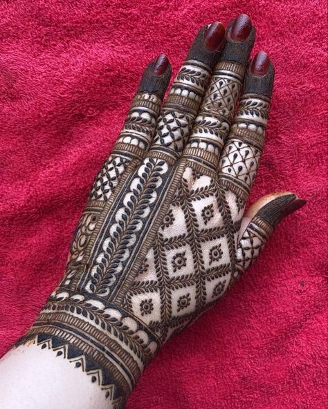 Madhubani Mehendi Designs, Upper Hand Mehndi Designs, Trendy Mehndi Designs Back Hand, Bel Mehndi Designs, New Mehndi Designs Front Hand, Feet Mehandi, Bride Mehandi, Dolly Art, Mehendi Ideas