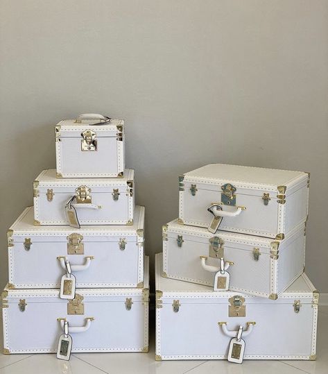 White Luggage, Hamper Ideas, Cute Suitcases, Bride Ideas, Stylish Luggage, Creative Wedding Gifts, Inspector Gadget, Wedding Gifts Packaging, Vintage Suitcases