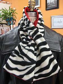 Stay There Free Scarf Pattern | AllFreeSewing.com Fleece Ideas, Fleece Scarves, Fleece Sewing, Fashion Sewing Projects, Sewing Scarves, Fleece Crafts, Fleece Projects, Fleece Hats, Fleece Patterns