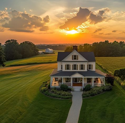 Country Side Homes Aesthetic, Rural Home Exterior, Rural House Country Living, Stable Yard, Country Home Exterior, House With Land, Humble House, Country Kitchen Ideas, Country Vibes