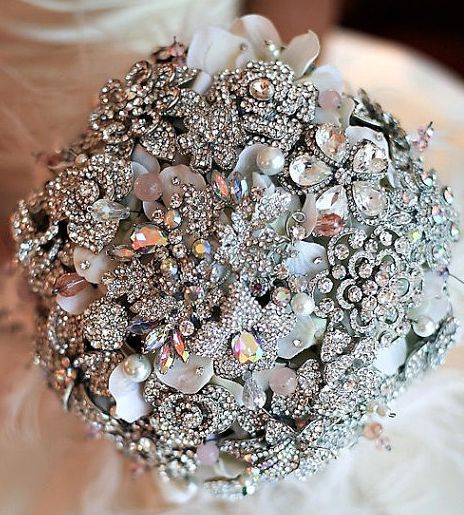 Brooch Bouquet With Flowers, Broach Wedding Boquet, How To Make A Brooch Bouquet, Broach Bridal Bouquet, Broch Bouquet, Brooch Bouquet Tutorial, Pearl Brooch Bouquet, Brooch Bouquet Diy, Sales Ideas