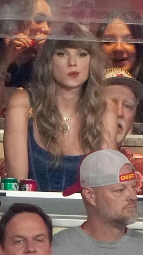 Photos Of Taylor Swift, Chiefs Game, Taylor Swift Fan Club, Estilo Taylor Swift, Taylor Swift Cute, Swift Photo, Taylor Swift Funny, Taylor Swift Videos, Swift 3