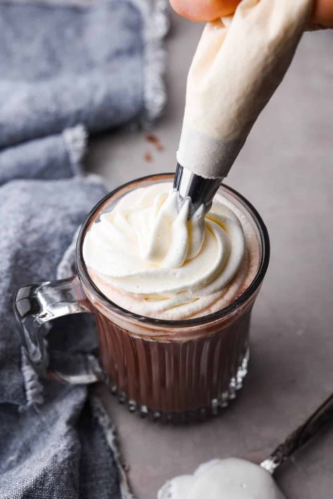 Two of my favorite things combined: marshmallow fluff and fresh whipped cream! It's perfect for adding to your favorite desserts, and is so good, you'll want to eat it straight from the bowl. Marshmallow Whipped Cream, Recipes Baking Desserts, Winter Hot Chocolate, Marshmallow Fluff Recipes, Green Drink Recipes, Marshmallow Recipe, Whipped Cream Recipe, Smoothie Green, Fresh Whipped Cream