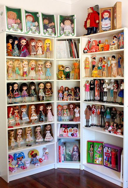 Doll Display Idea Blythe Doll Display, Doll Collection Display Ideas, Doll Display Ideas Shelves, Doll Shelf Display, Display Shelves For Collectables, Doll Display Ideas, Doll Shelves, Doll Collection Room, Dolls Display