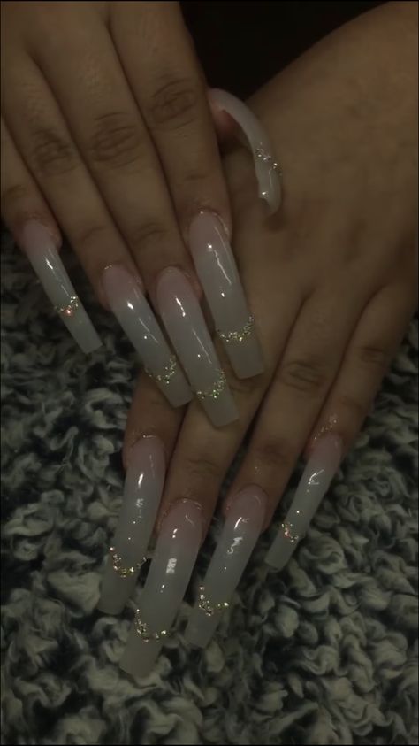 Long Curved French Tip Nails, Natural Curved Acrylic Nails, Curve Nails Acrylic, Curved Nails Designs, Long Curved Acrylic Nails, Long Nails Aesthetic, Curvy Nails, Curved Nails, Long Acrylic Nail Designs