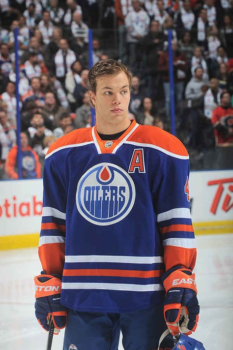 Taylor Hall (ex-Edmonton Oilers) Taylor Hall, Hottest Guys, Marc Andre, Nhl Players, Edmonton Oilers, American Sports, Hockey Fans, Chicago Blackhawks, Dream Guy