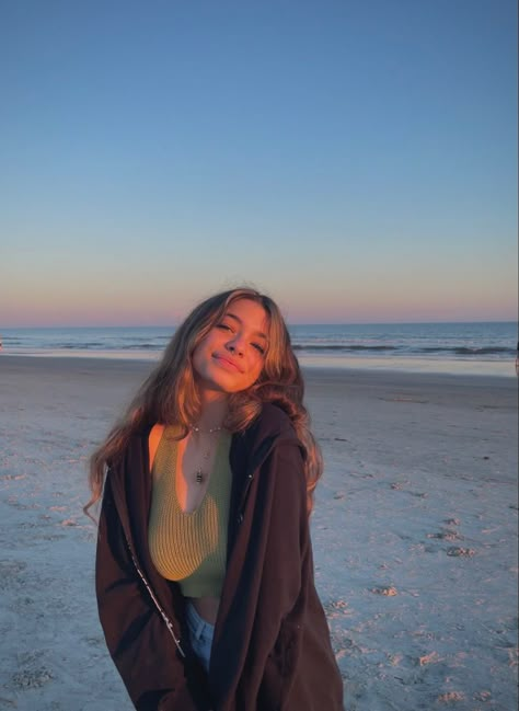 beach in december Sea Trip Outfit, Beach Outfits In Winter, Fall Beach Pics, Beach Day Poses, Beach Winter Pictures, Beach In Winter Outfit, Beach Pictures In Winter, Beach Poses Winter, The Beach In Winter