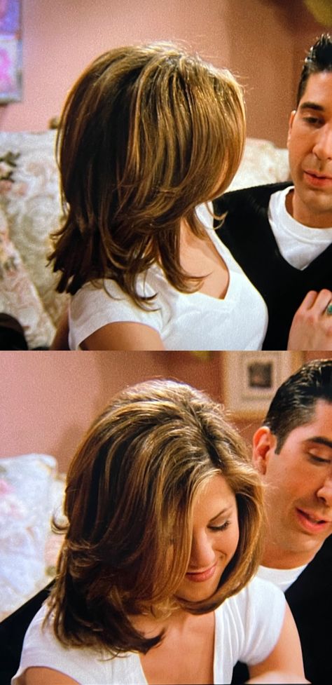 Rachel Green (Jennifer Aniston) 90s short layered haircut on Friends S2E18 Jennifer Aniston Fringe, Rachel Friends Hair Layers, Rachel Season 1 Hair, Jeniffer Aniston 90s Haircut, 70s Short Haircut, 90s Layered Hair Short Hairstyles, Rachel Green Hair Layers, Friends Rachel Hair, Jennifer Aniston Hair Short