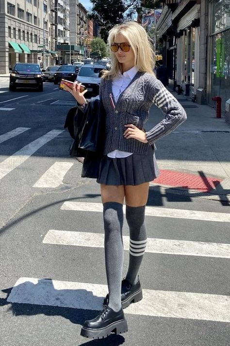 Og Preppy Style, Old Preppy Style, Legs Outfit, Oxford Shoes Outfit, Nerdy Outfits, London Outfit, 2000s Outfits, Preppy Look, Platform Heels Chunky