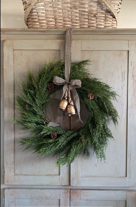 Wreath With Bells, Natal Natural, Natural Christmas Wreaths, Simple Wreath, Christmas Interiors, Festive Holiday Decor, Natural Christmas, Christmas Card Crafts, Xmas Wreaths