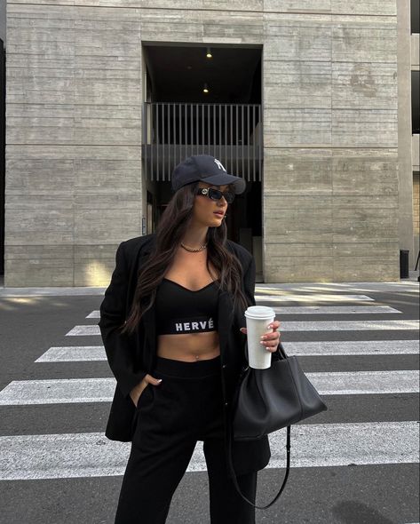 Outfit fashion casual black look allblackfit hervé cap blazer coffe streetwear streetstyle stylish fit ymaniramsahai Car Pose, Sick Fits, Cafe Black, Color Palette Pink, Total Black, Aesthetic Black, Fashion Wishlist, Personal Brand, Sporty Outfits