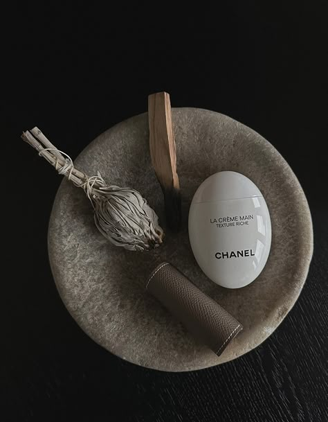 Chanel Resort, Black Phone Wallpaper, Color Vibe, Fresh And Clean, Beauty Favorites, Instagram Aesthetic, Tea Room, Coco Chanel, Black Aesthetic