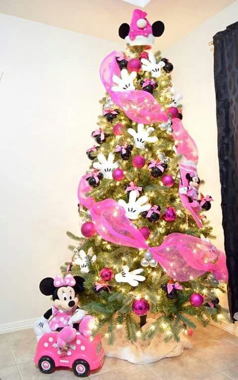 19 Most Creative Kids Christmas Trees. Minnie Mouse Inspired Tree Idea on Pretty My Party. Minnie Mouse Christmas Tree, Natal Do Mickey Mouse, Mickey Mouse Christmas Tree, Minnie Mouse Decorations, Amazing Christmas Trees, Christmas Tree Decorated, A Pink Christmas, Disney Christmas Decorations, Christmas Tree Box