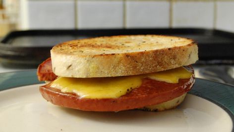 The Fried Bologna Sandwich Recipe is a Southern Classic Southern Sandwiches, Bologna Sandwich Recipes, Fried Bologna Sandwich, White Bread Sandwich, Bistro Ideas, Bologna Recipes, Southern Foods, Yummy Sandwiches, Fried Bologna