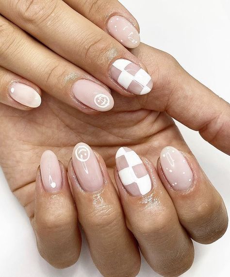 Short Rounded Acrylic Nails Designs, Neutral Negative Space Nails, Short Nail Designs Checkered, Neutral Checkered Nails, Neutral Fun Nails, Fun Neutral Nails, Cute Neutral Nails, Trendy Neutral Nails, Checkered Nail Designs