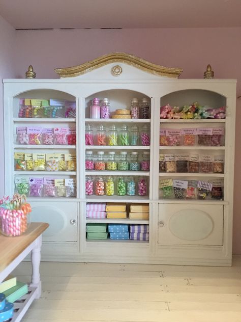 Miniature Sweet Shop, Kawaii Store Interior, Diy Candy Store Display Ideas, Miniature Candy Shop, Sweet Shop Design, Boutique Patisserie, Pet Store Ideas, Room Box Miniatures, Dolls House Shop