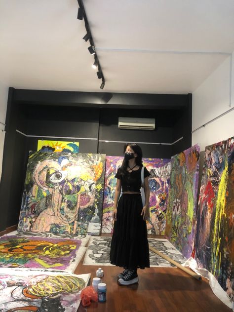 Long Black Skirt With Converse, Long Skirt And Converse Outfit, Long Skirt With Converse, Art Exhibition Outfit, Converse Hike, White Maxi Skirt Outfit, Long Floral Skirt, White Maxi Skirts, Maxi Skirt Outfits