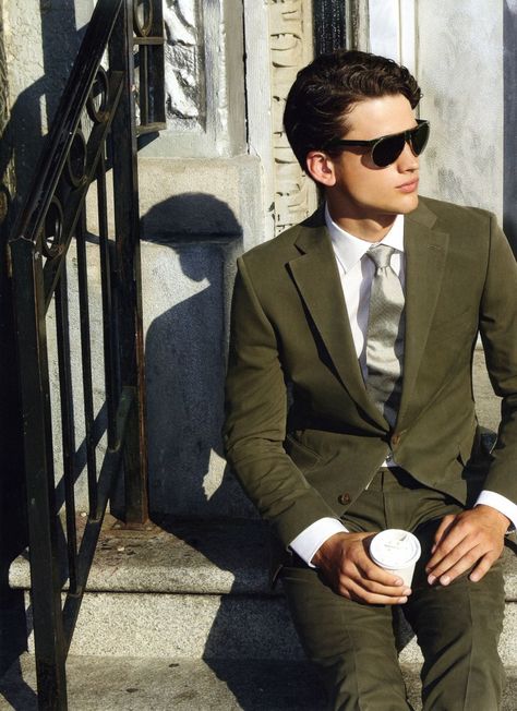 Simon Nessman Suits Up for Mens Health Best Fashion Germany Simon Nessman, Olive Green Suit, Suit Men, Green Suit, Neue Outfits, Men’s Health, Mode Inspo, Gentleman Style, Mens Health