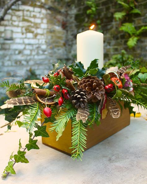 Christmas Centre Pieces, Natural Decorations, English Christmas, Christmas Centerpieces Diy, Christmas Arrangements, Christmas Flowers, Good Cheer, Christmas Makes, Modern Christmas