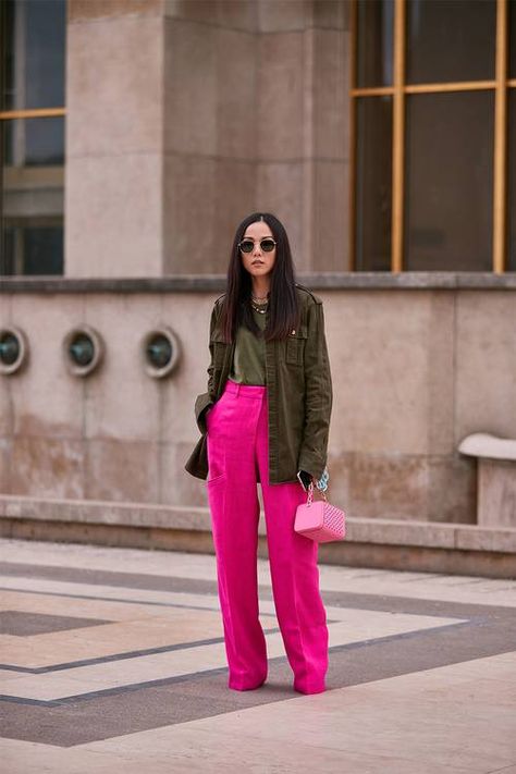 See the Latest Paris Fashion Week Street Style Spring 2020 | Who What Wear Neon Pink Outfit Ideas, Neon Pink Outfit, Pink Outfit Ideas, Pink Pants Outfit, Mom Working, Hot Pink Outfit, Hot Pink Pants, Latina Outfit, Paris Fashion Week Street Style