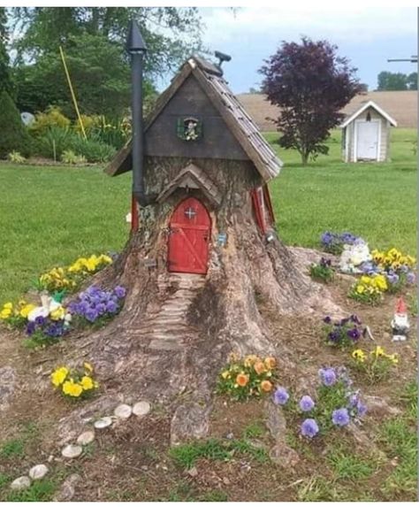 Stump Decor, Tree Stump Decor, Gnome Houses, Fairy Tree Houses, Tree Stumps, Fairy Garden Crafts, Corner Garden, Fairy Tree, Diy Backyard Landscaping