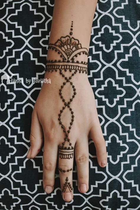 Simple Henna / Mehndi on hand . *Henna by Jorietha* Henna Design For Small Hands, Henna On Small Hands, Henna To Do On Yourself, Arm Henna Easy, Henna Begginers, Simple Henna Tattoo Hand, Tato Henna Simple, Henna Designs Easy Hand Palms, Hanna Tattoo Hand Easy