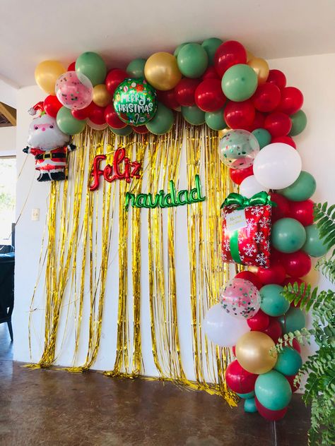 #decoracion #fiesta #guirnaldadeblobos #globos #fiesta Holly Decorations, Christmas Balloon Decorations, Christmas Sweater Party, Christmas Balloons, Diy Backdrop, Indoor Christmas Decorations, Christmas Party Decorations, Xmas Party, Christmas Deco