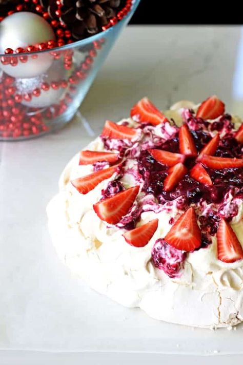 Easy Homemade Pavlova Easy Meringues, Strawberry Meringue, French Meringue, Whipped Yogurt, Pavlova Cake, Chocolate Whipped Cream, Pavlova Recipe, Individual Desserts, Strawberry Daiquiri