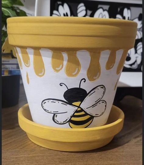 Painted Bee Hives, Terra Cotta Pot Crafts Diy, Diy Pottery Painting, Flower Pot Art, Terra Cotta Pot Crafts, Flower Pot Design, Painted Pots Diy, Painted Plant Pots, Painted Clay Pots