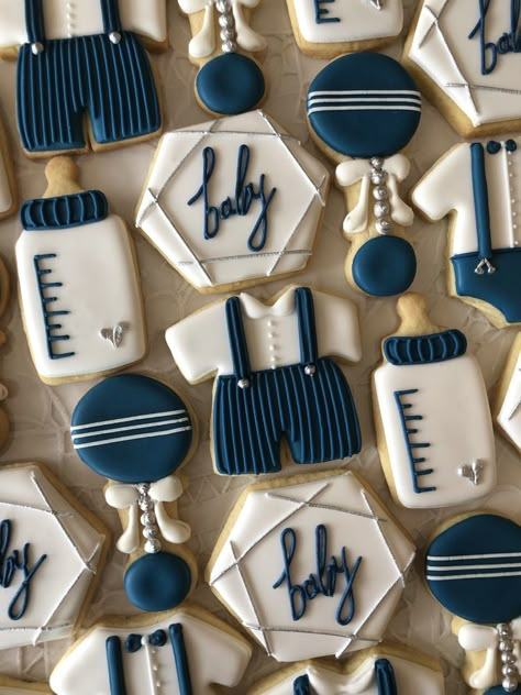 Royal Baby Shower Boy, Boy Baby Showers, Baby Boy Cookies, Idee Babyshower, Baby Shower Cakes For Boys, Boy Baby Shower Themes, Baby Cookies, Pretty Cookies, Shower Cupcakes