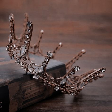 @ʀɪᴘᴘᴀʜxʜʏʙʀɪᴅ Dark Royal Aesthetic, Victoria + Core, Era Victoria, Crown Aesthetic, Royal Core, Medieval Aesthetic, Royalty Aesthetic, Beautiful Tiaras, Royal Aesthetic