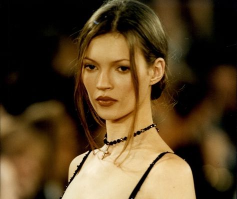 Kate moss in 90s grunge choker Kate Moss 90s Makeup, 90s Prom Makeup, Make Up 90s Style, 90s Prom Hairstyles, 90s Hair Updo, 90s Prom Hair, 90s Updo Hairstyles, Updo 90s, 90s Updo