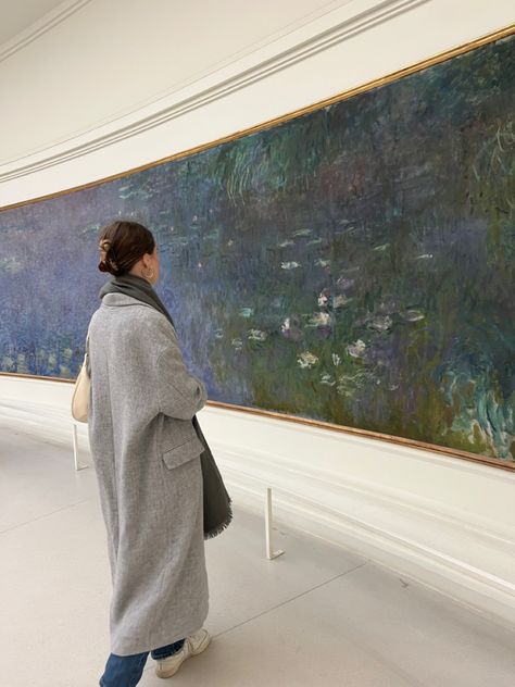 Monet Art Aesthetic, Monet Paris, Museum Vibes, Euro Winter, Monet Exhibition, Claude Monet Water Lilies, Artsy Girl, Aesthetic Paris, Gallery Photography