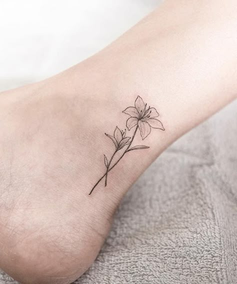 Tiny Flower And Butterfly Tattoo, Giglio Tattoo, Lilly Tattoos, Amaryllis Tattoo, Lilly Tattoo Design, Small Flower Tattoo, Lilly Tattoo, Tiger Lily Tattoos, Lillies Tattoo