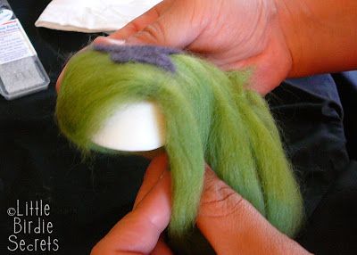 Felted soap Felted Soap Tutorial, Wet Felting Tutorial, Felted Bowls, Felted Soap, Soap Tutorial, Waldorf Crafts, Felted Wool Crafts, Wet Felting Projects, Felt Pictures