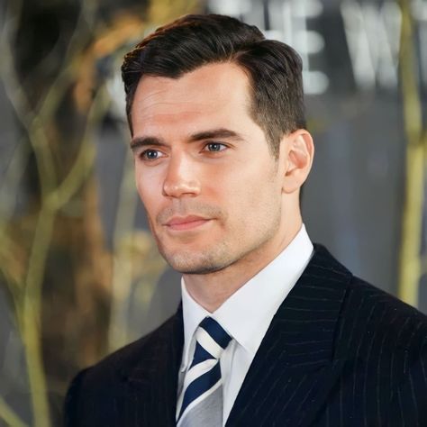 Henry Cavill Hair, Henry Cavill Haircut, Henry Cavill Hairstyle, Formal Haircut For Men, Classic Haircut Men, Gentlemen Haircut, Vintage Mens Haircuts, Classic Mens Haircut, Ivy League Haircut