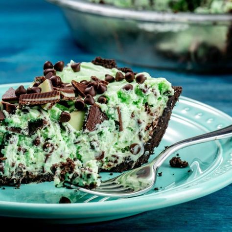 Easy Irish Desserts, Mint Chocolate Chip Pie, Mint Pie, Summer Pie Recipes, Mint Chocolate Desserts, Chocolate Chip Pie, Irish Desserts, Baking Recipes Pie, Green Desserts