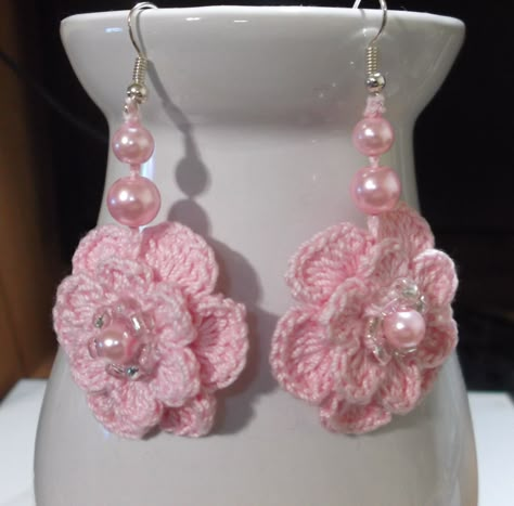 Pink earrings. Crochet Jewelry Patterns, Crochet Earrings Pattern, Earrings Pattern, Crochet Jewellery, Crocheted Flowers, Crochet Flower Tutorial, Girls Handmade, Handmade Jewelry Gift, Crochet Motifs