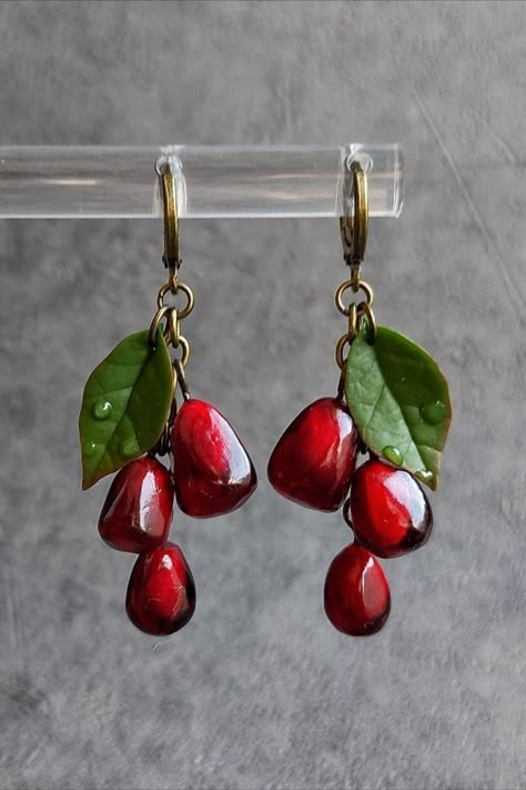 Resin And Polymer Clay, Fruit Jewelry, Fruit Earrings, Dessin Adorable, Garnet Earrings, Funky Jewelry, Jewelry Lookbook, Fancy Jewelry, Girly Jewelry