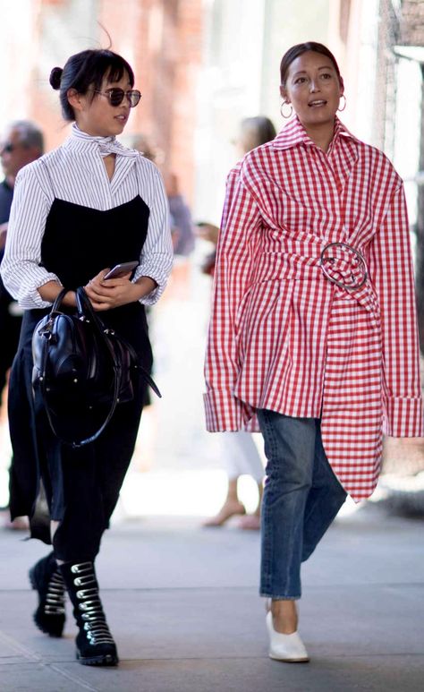 Oversized Plaid Shirt Outfit, Plaid Shirt Outfit, New Yorker Street Style, Dress Over Jeans, Dress Over Pants, Looks Pinterest, New York Fashion Week Street Style, Spring Street Style, Cool Street Fashion