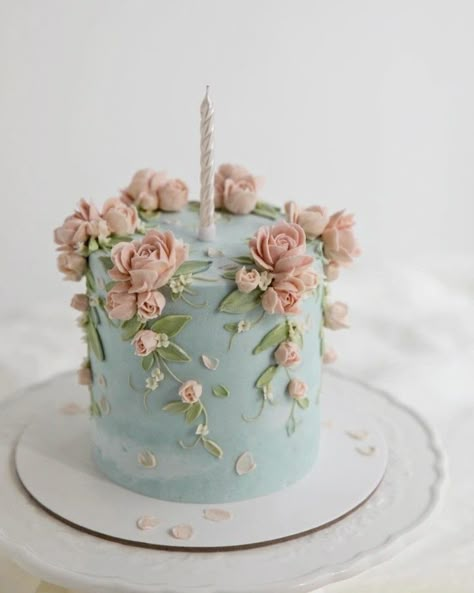 Floral Piping Cake, Floral Cake Design, Birthday Cake Decorating Ideas, Buttercream Flower Cake, Birthday Cake With Flowers, Elegant Birthday Cakes, Cake Decorating Ideas, A Birthday Cake, Simple Birthday