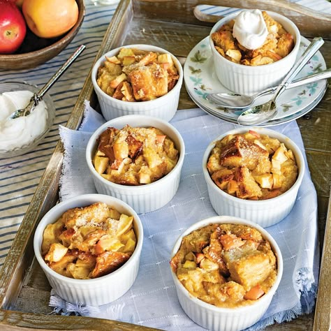 Individual Bread Pudding, Bourbon Bread, Bourbon Bread Pudding, Puding Roti, Louisiana Cooking, Bourbon Cream, Louisiana Kitchen, Bread Pudding With Apples, Apple Bourbon