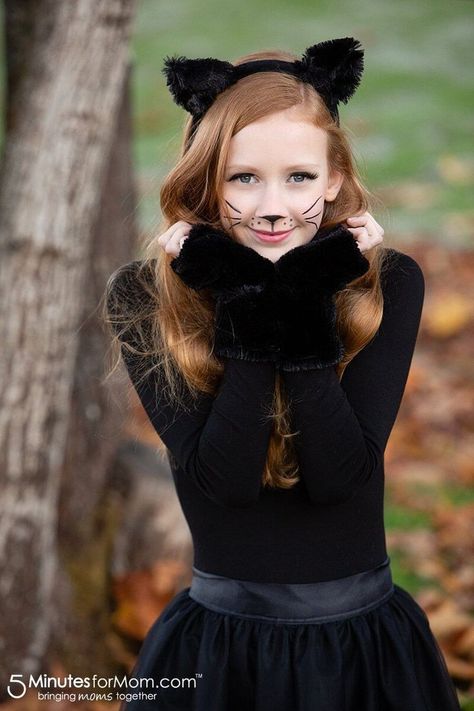 Easy DIY Cat Costume for teen girls and women - Simple cat makeup #CatCostume #BlackCatCostume Simple Cat Makeup, Cat Costume Diy, Meme Costume, Chat Diy, Black Cat Costumes, Teen Halloween, Diy Halloween Costumes For Women, Cat Halloween Costume, Costumes For Teens