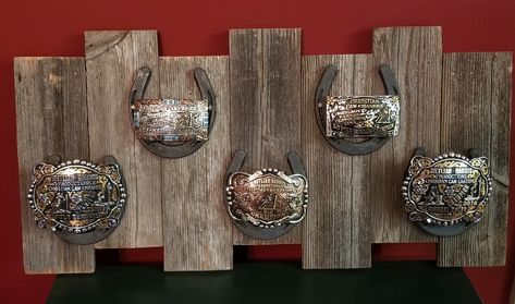 Horseshoe Buckle Holder, Western Belt Buckle Display, Trophy Buckle Display, Diy Belt Buckle Display, Buckle Display Ideas, Buckle Rack, Western Living Room Furniture, Western Projects, Belt Buckle Display