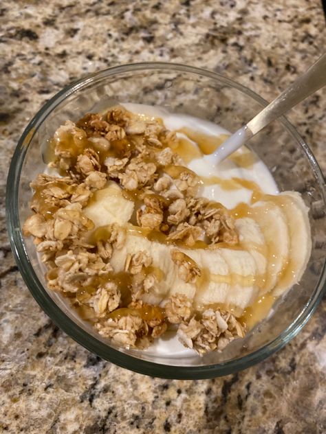 Vanilla greek yogurt with banana and honey oat clusters 200 cal Oats And Greek Yogurt, 200 Cal Breakfast, Greek Yogurt With Granola, Greek Yogurt And Oats, Yogurt With Banana, Oatmeal And Yogurt, Greek Yogurt Granola, Greek Yogurt And Honey, Granola And Yogurt