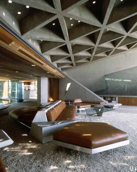 The John Lautner-designed Sheats-Goldstein hosue in L.A. Photo: Alan Weintraub. Goldstein Residence, John Lautner, Modern Architecture Building, Interior Minimalista, Brutalist Architecture, Modern Architecture House, Interior Modern, Decoration Inspiration, Mid Century Modern House