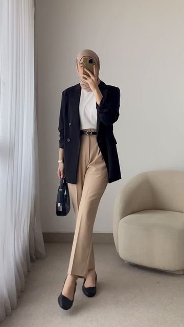 Pamela Agatha on Instagram: "You’ll love Monday when you love your outfit🥰  Outfit detail:  Blazer hitam - (similar) link no. 182 Shirt (size M) - link no. 177 Pashmina (Vanilla) - link no. 137 Ankle pants (Beige, M) - link no. 166 Belt - link no. 13 Heels - link no. 32 Bag - link no. 85" Ootd Blazer Hijab, Classy Blazer Outfits, Ankle Pants Outfit, Outfit Kantor, Beige Blazer Outfit, Blazer Ootd, Beige Pants Outfit, Boss Lady Outfit, College Dress