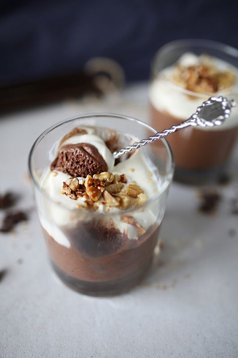 Chocolate mousse with coconut whipped cream Coconut Cream Mousse, Coconut Whipped Cream Recipe, Antonio Vivaldi, Vegan Nutella, Recipes With Whipping Cream, Top Chicken Recipes, Vegan Chocolate Cake, Seasons Winter, Coconut Whipped Cream