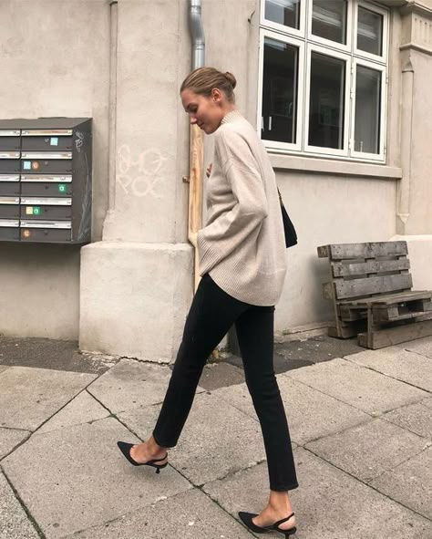 Slingback Heels Outfit, Moosgaard Style, Amalie Moosgaard, Black Slingback Heels, Quoi Porter, Stylish Fall Outfits, Heels Outfits, Classic Sweater, Instagram Look