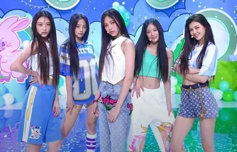 #NewJeans #kpop #girlgroup #attention #live Newjeans Outfits Attention, Newjeans Attention Photoshoot, Newjeans Performance Outfits, Newjeans Debut Era, Attention Newjeans Aesthetic, Newjeans Attention Outfit, Newjeans Attention Era, Attention New Jeans Outfit, New Jeans Attention